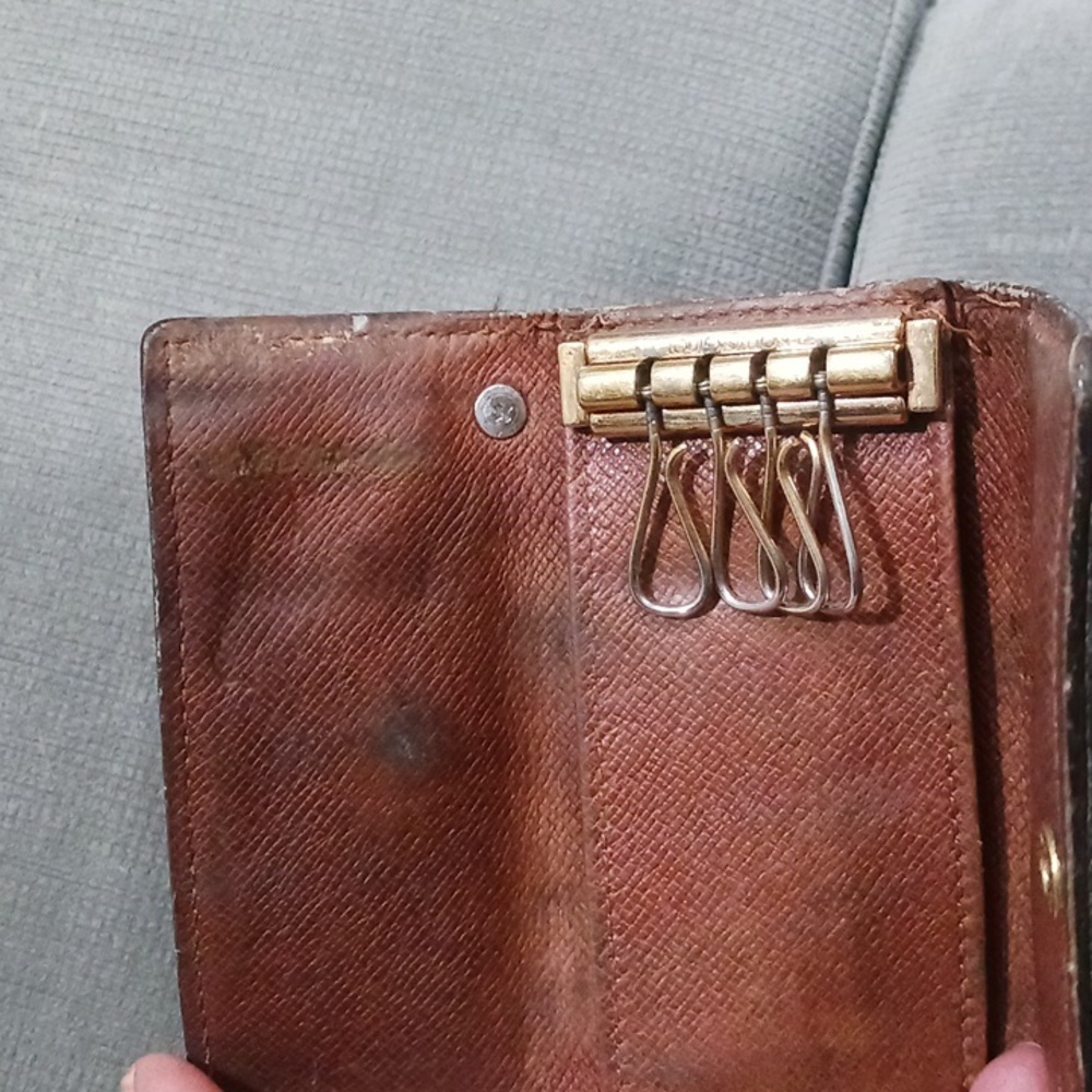 Louis Vuitton Brown and Gold Monogram Key Case - Picture 10 of 14